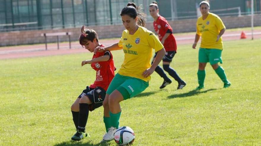 Lara Morín protege el balón, durante el partido de ayer.