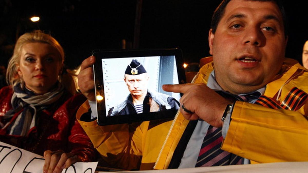 Un manifestante muestra la foto de Putin en un iPad, durante una protesta en Nicosia, el día 22.