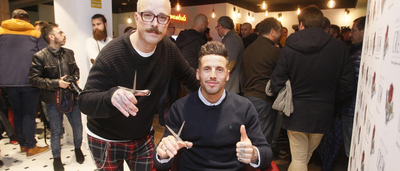 Marc Font i Aday Benítez (assegut) el dia de la inauguració de Scoundrels Barbers a Girona.