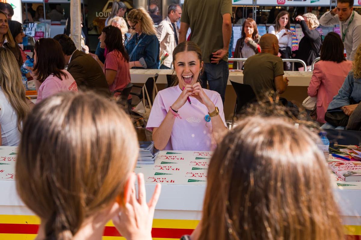 La escritora Emma Gil, en la parada de Sant Jordi
