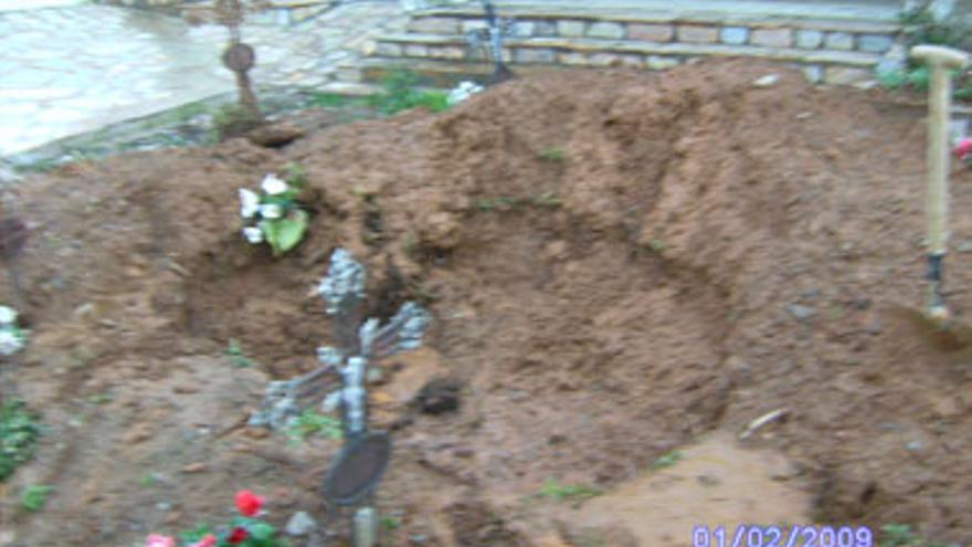 No pueden enterrar a un cadáver en Casar de Palomero porque el hoyo era muy pequeño
