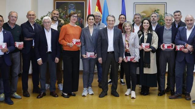 Foto de familia de cargos políticos, de FARO y empresariales, ayer, en Alcaldía. |  Alba Villar