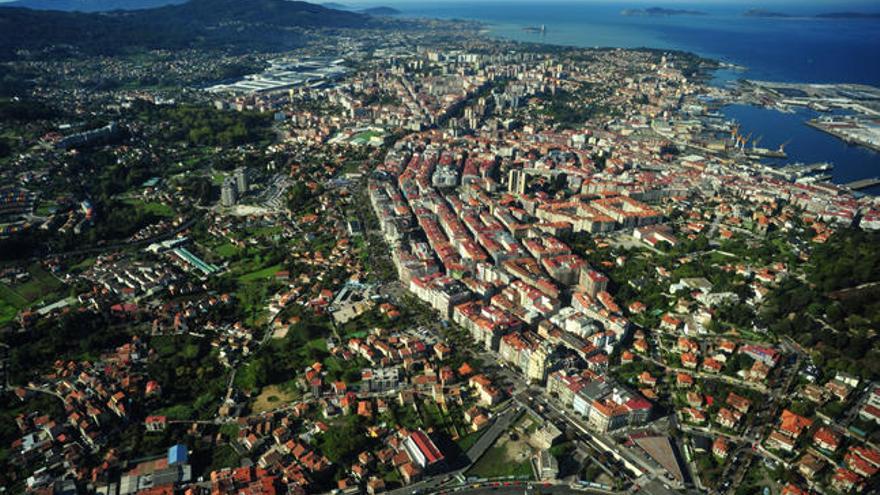 Vista aérea de Vigo, con la ría y las Cíes al fondo. // Iñaki Abella