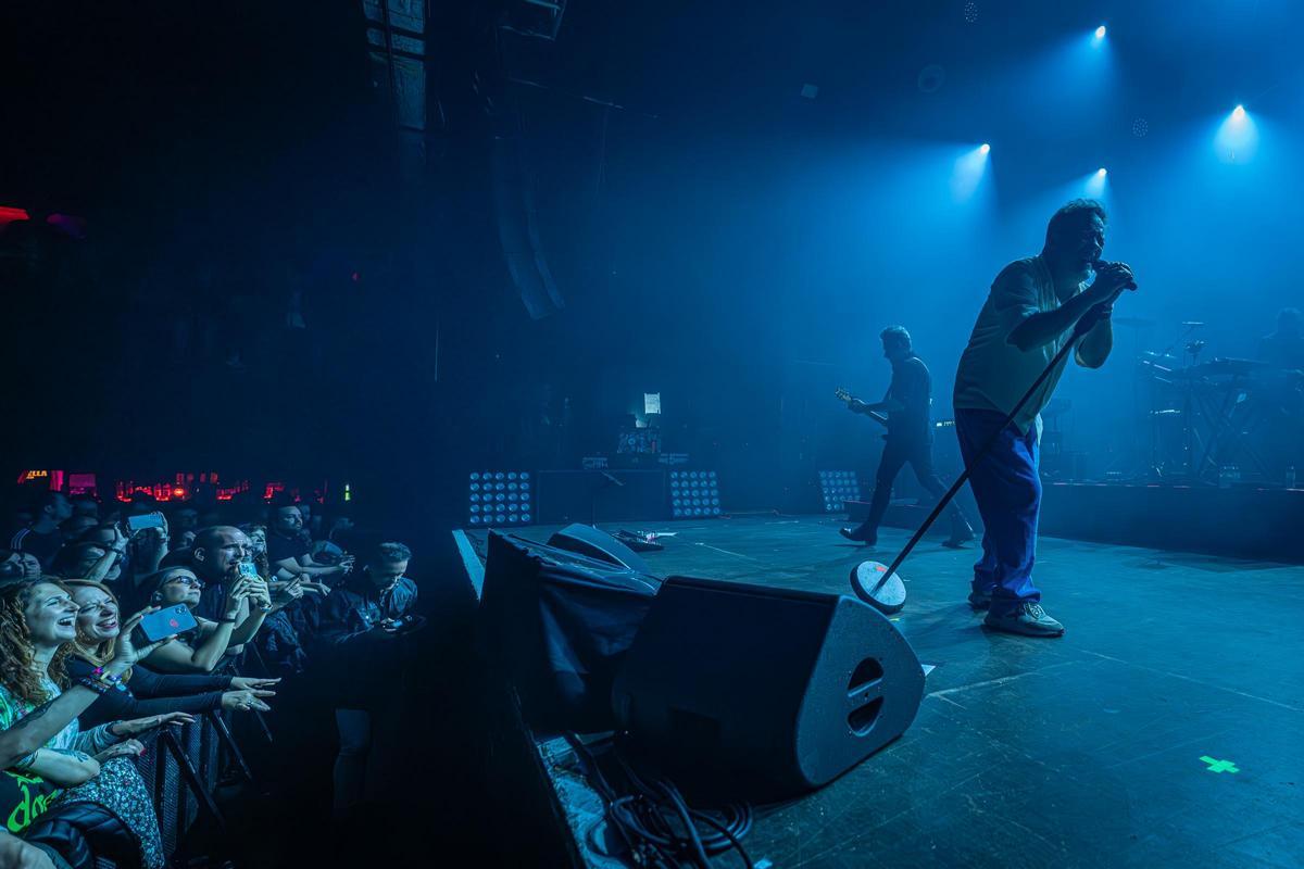 Love of Lesbian cierra filas con su ‘hermandad’ en un inflamado estreno en Razzmatazz