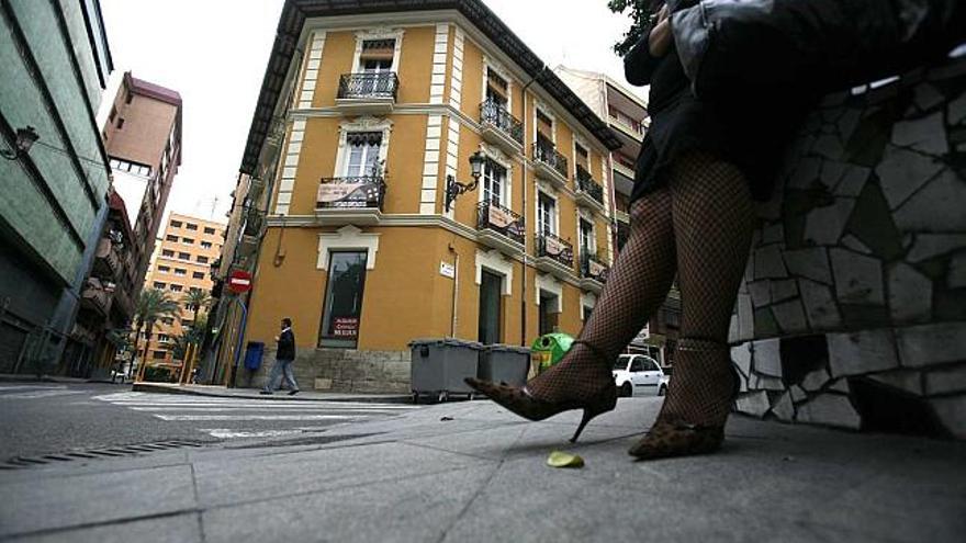 Una prostituta espera la llegada de clientes junto a la calle Canalejas, en el centro de la ciudad