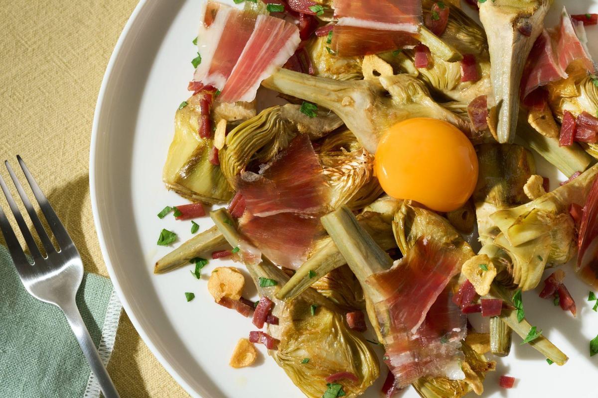 Alcachofas con jamón y yema de huevo