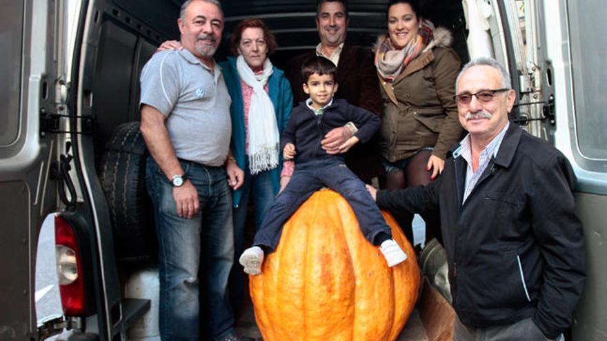 José Manuel, su hija Lara y unos amigos muestran la calabaza. //A. Irago