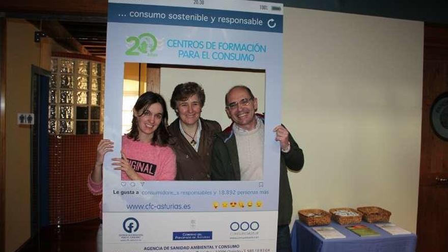 Conchi Rodríguez, Rosa Urdiales y el jefe de servicio de Consumo, Adolfo Sánchez, con un cartel conmemorativo.