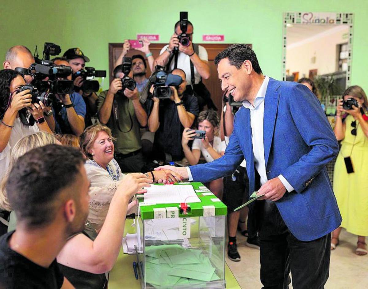 El presidente andaluz, Juanma Moreno, vota en Málaga en las elecciones de 2022.