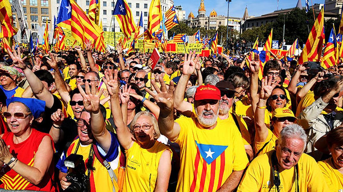 La presidenta de la ANC, Carme Forcadell, ha exigido al ’president’ Mas, que convoque elecciones en tres meses.