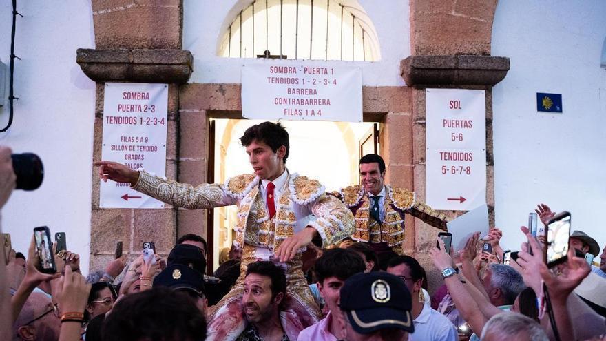 El maestro y el nuevo torero de Cáceres: Emilio de Justo y Julio Méndez conquistan ‘su’ plaza