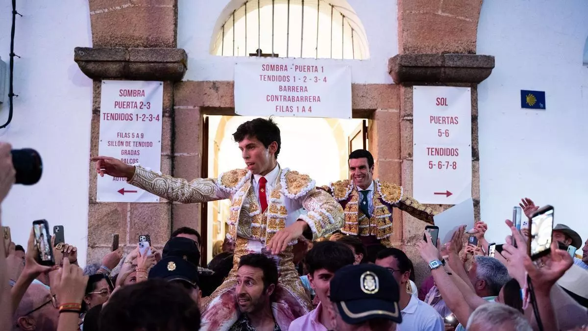 El maestro y el nuevo torero de Cáceres: Emilio de Justo y Julio Méndez conquistan ‘su’ plaza