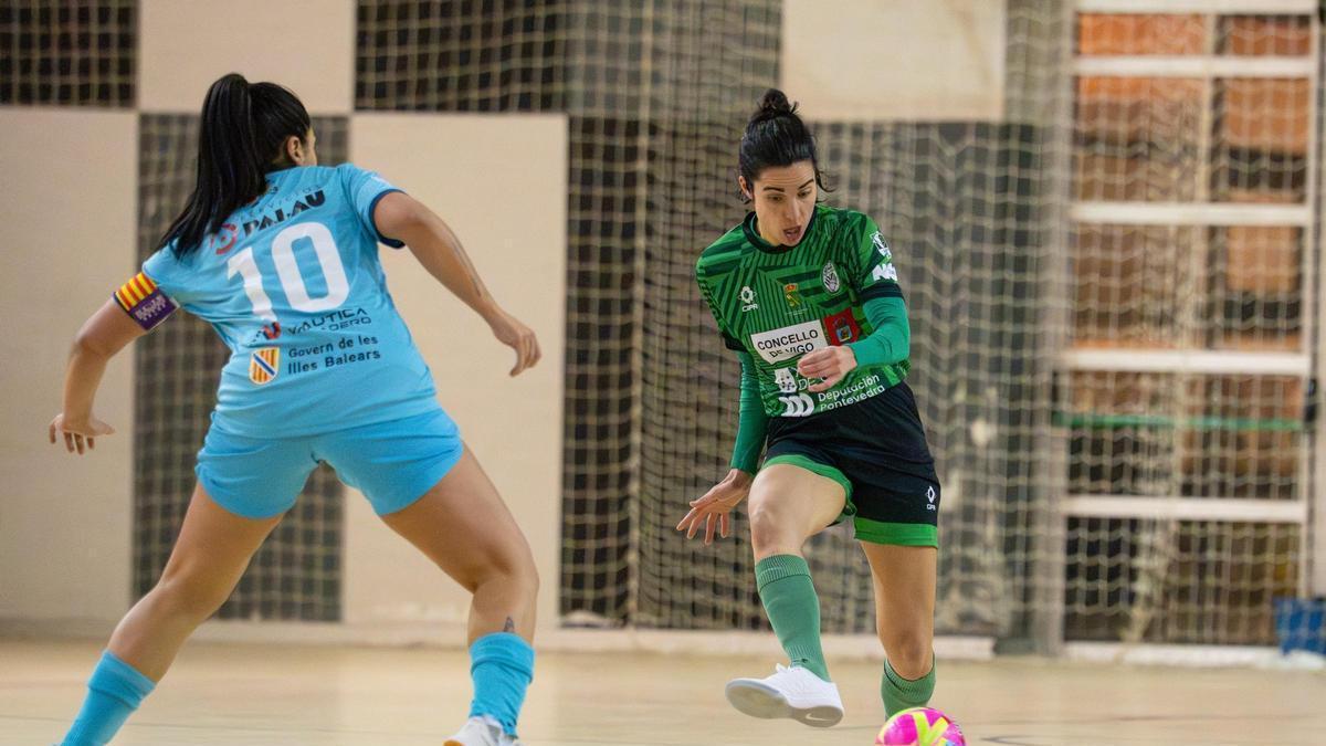Clau Martínez, goleadora del conjunto vigués, en plena acción.