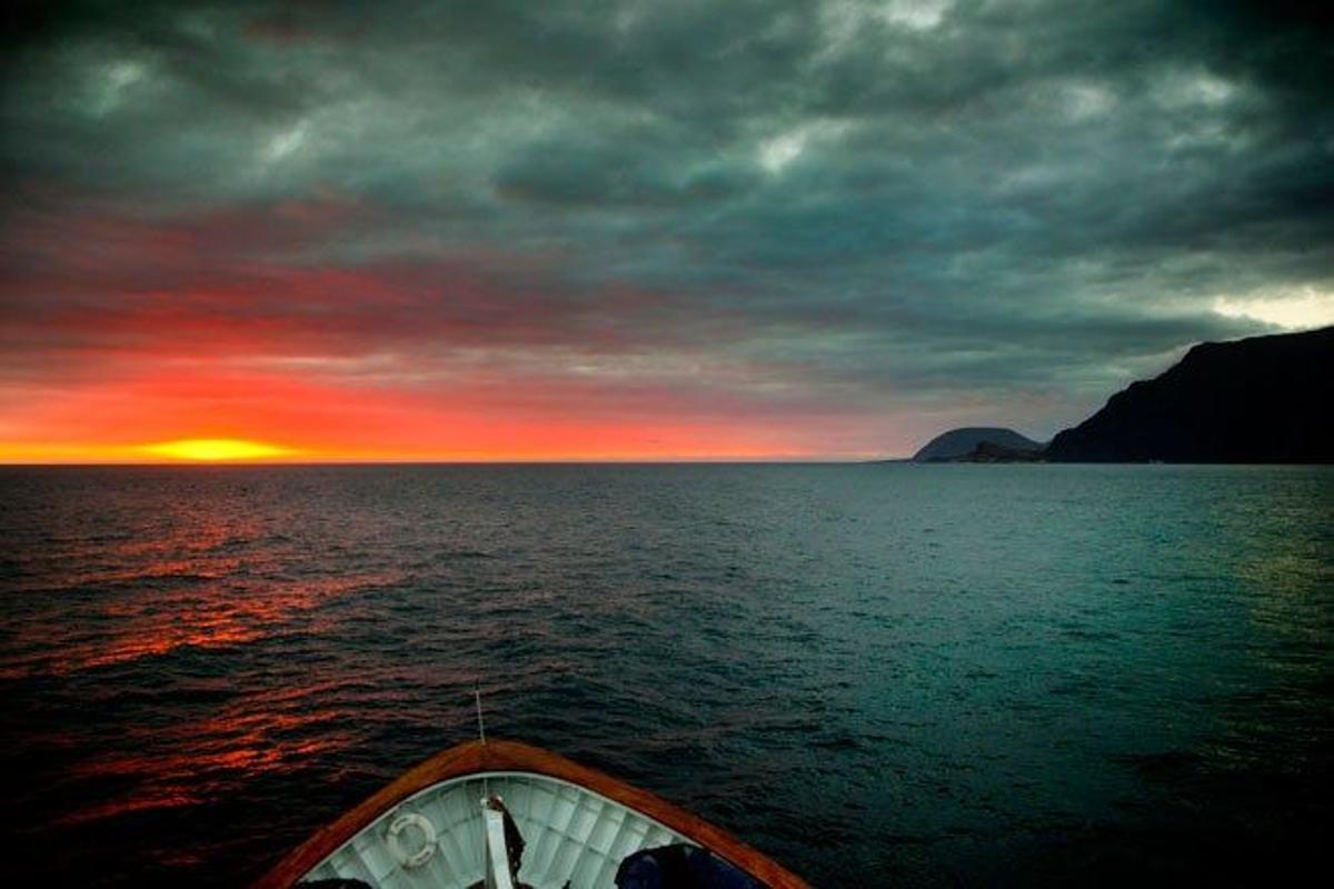 El estrecho de Bolívar separa las islas Isabela y Fernandina y contiene las islas más profundas y frías del archipiélago.