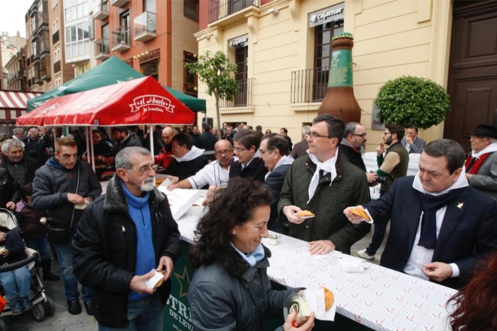 Reparto de pasteles de carne en la plaza del Romea