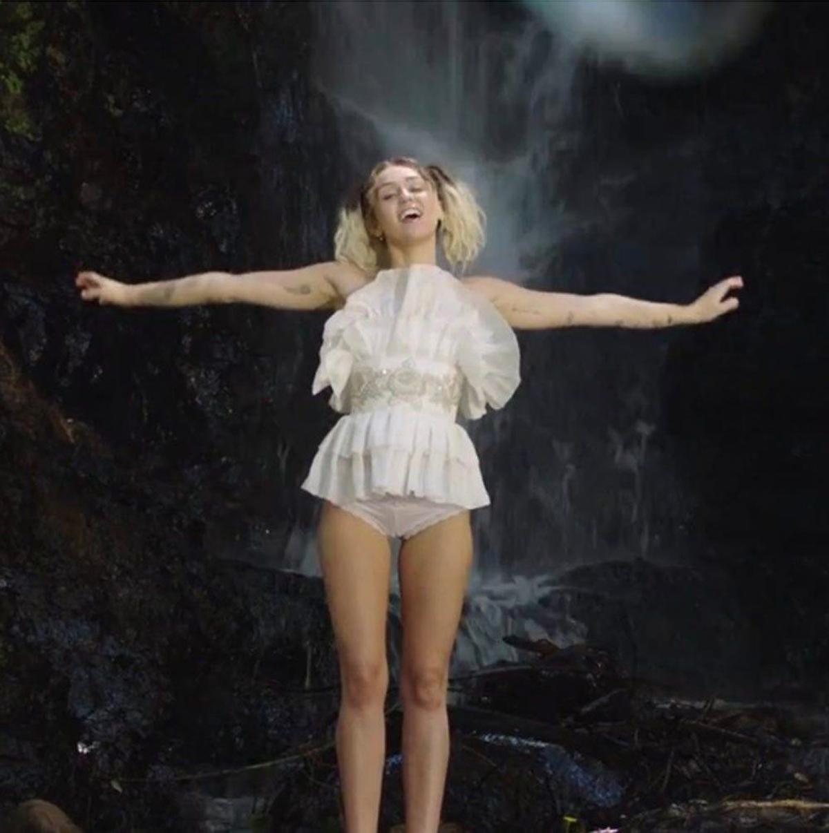 Miley Cyrus vestida de Palomo Spain