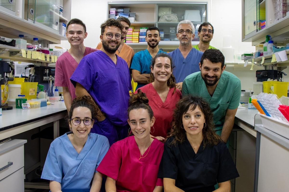 El presidente de la fundación, Joaquín Castilla, y el equipo de investigadores del CIC BioGune.