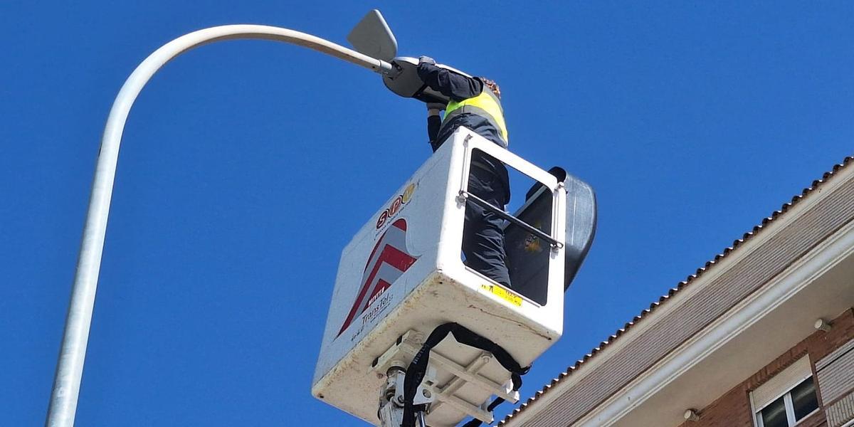 Un operario municipal cambia las bombillas de una farola de la avenida Mediterrani de Vila-real por otras más eficientes.