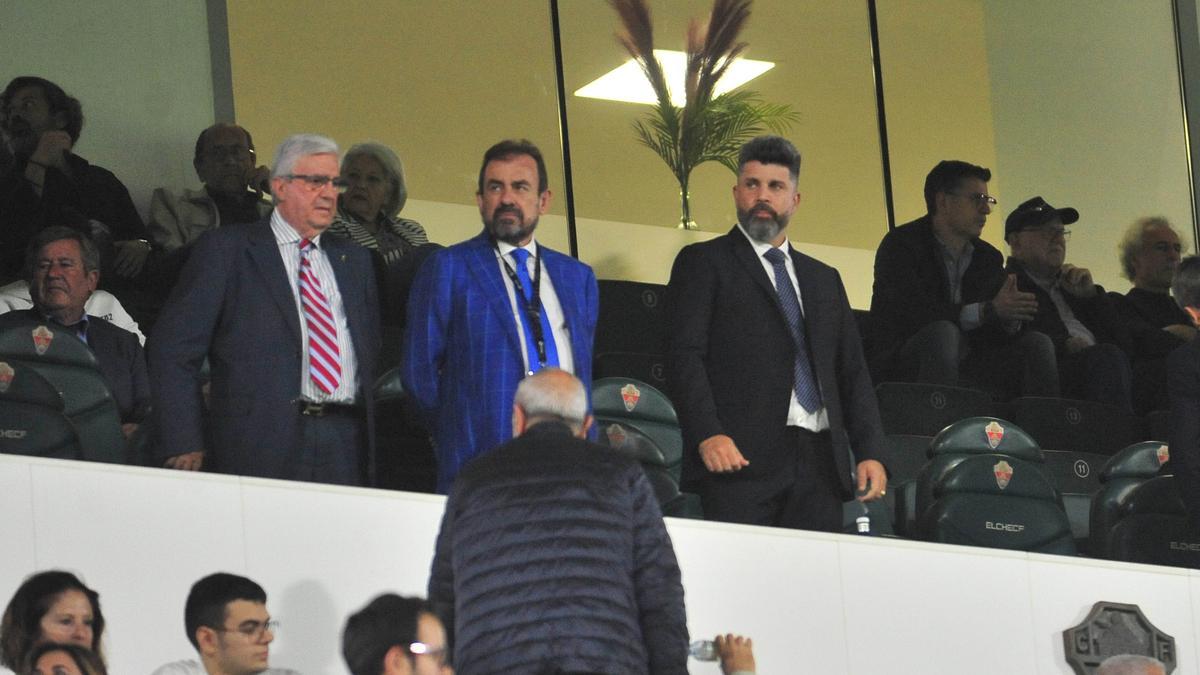 Christian Bragarnik, junto al presidente del Getafe, Ángel Torres, en el palco del Martínez Valero