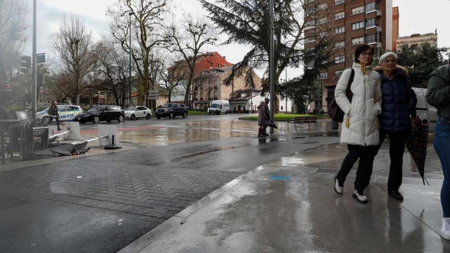 Arriba, aspecto de la zona peatonalizada del Carbayedo; sobre estas líneas, estado actual de la plaza de Pedro Menéndez. | M. Villamuza