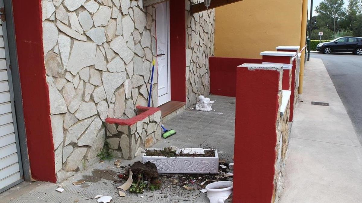 Destrozos en una casa de miembros de los clanes gitanos que se enfrentaron en Figueres en el 2013.