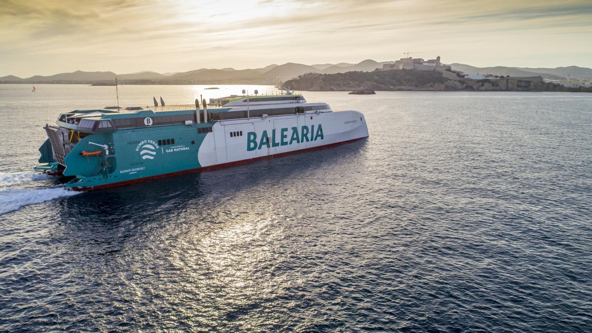 Baleària conecta diariamente la península con Mallorca, Menorca, Eivissa y Formentera, desde los puertos de Barcelona, València o Dénia.