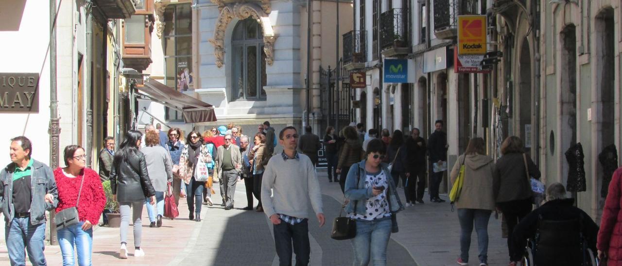 Turistas, por las calles de Llanes, en una imagen de archivo