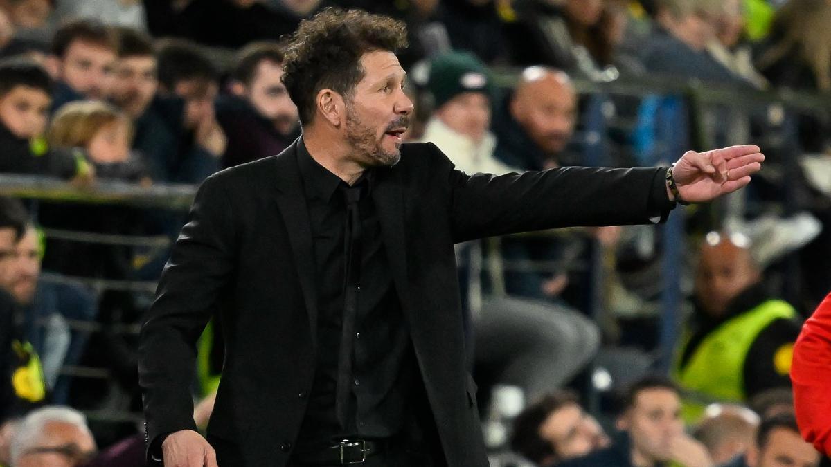Simeone, dando instrucciones ante el Villarreal