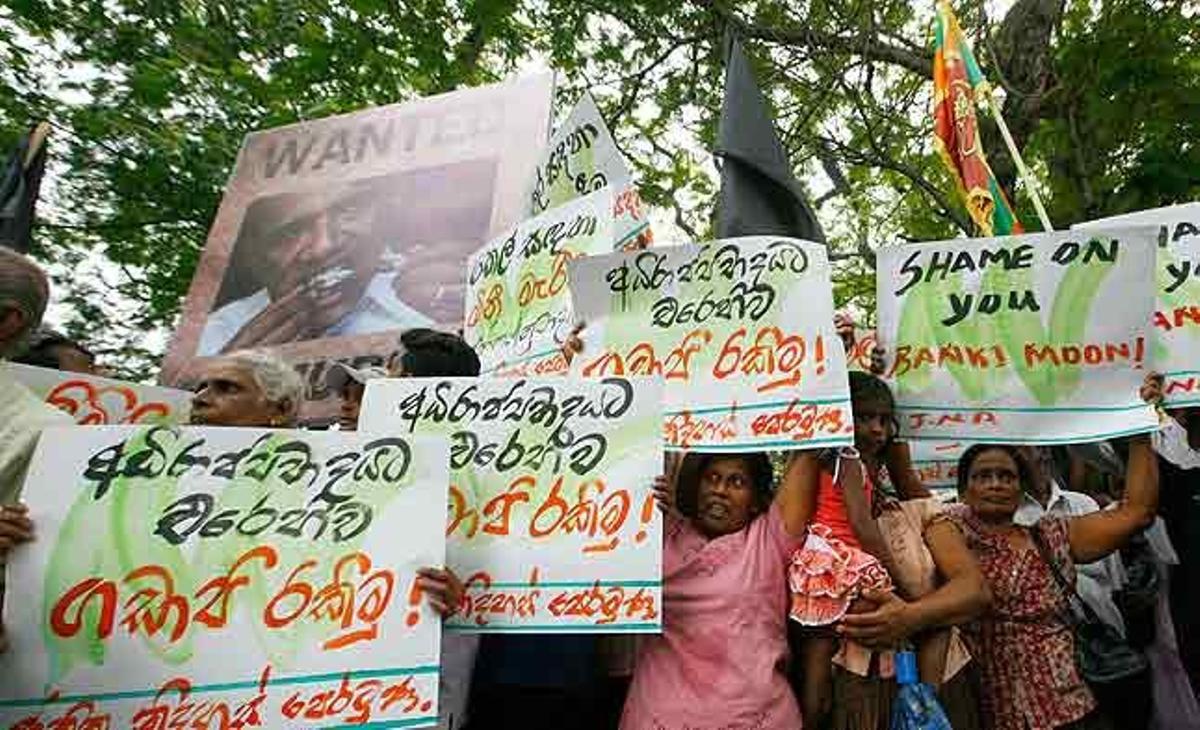 Manifestants mostren pancartes per protestar contra els atacs aeris de la coalició a Líbia, davant de la seu de l’ONU a Colombo (Sri Lanka)