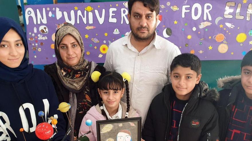 Elnaz Usmani (1i), con su familia, ayer, en Nigrán.