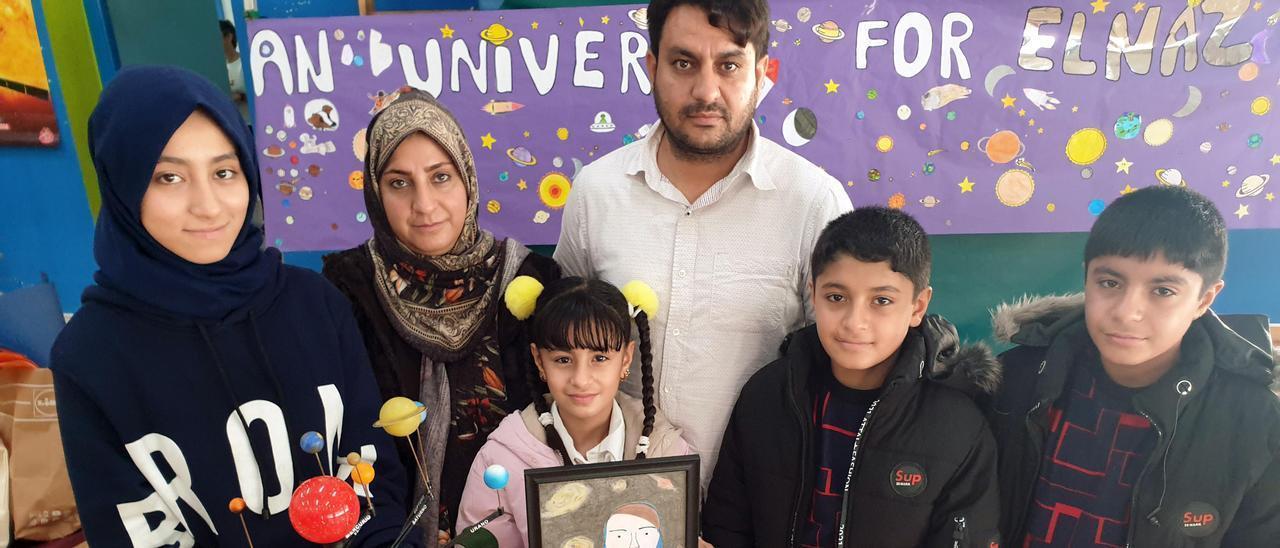 Elnaz Usmani (1i), con su familia, ayer, en Nigrán.