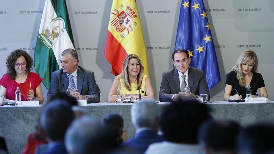 Susana Díaz junto a los representantes sindicales y de la patronal tras la firma del acuerdo.