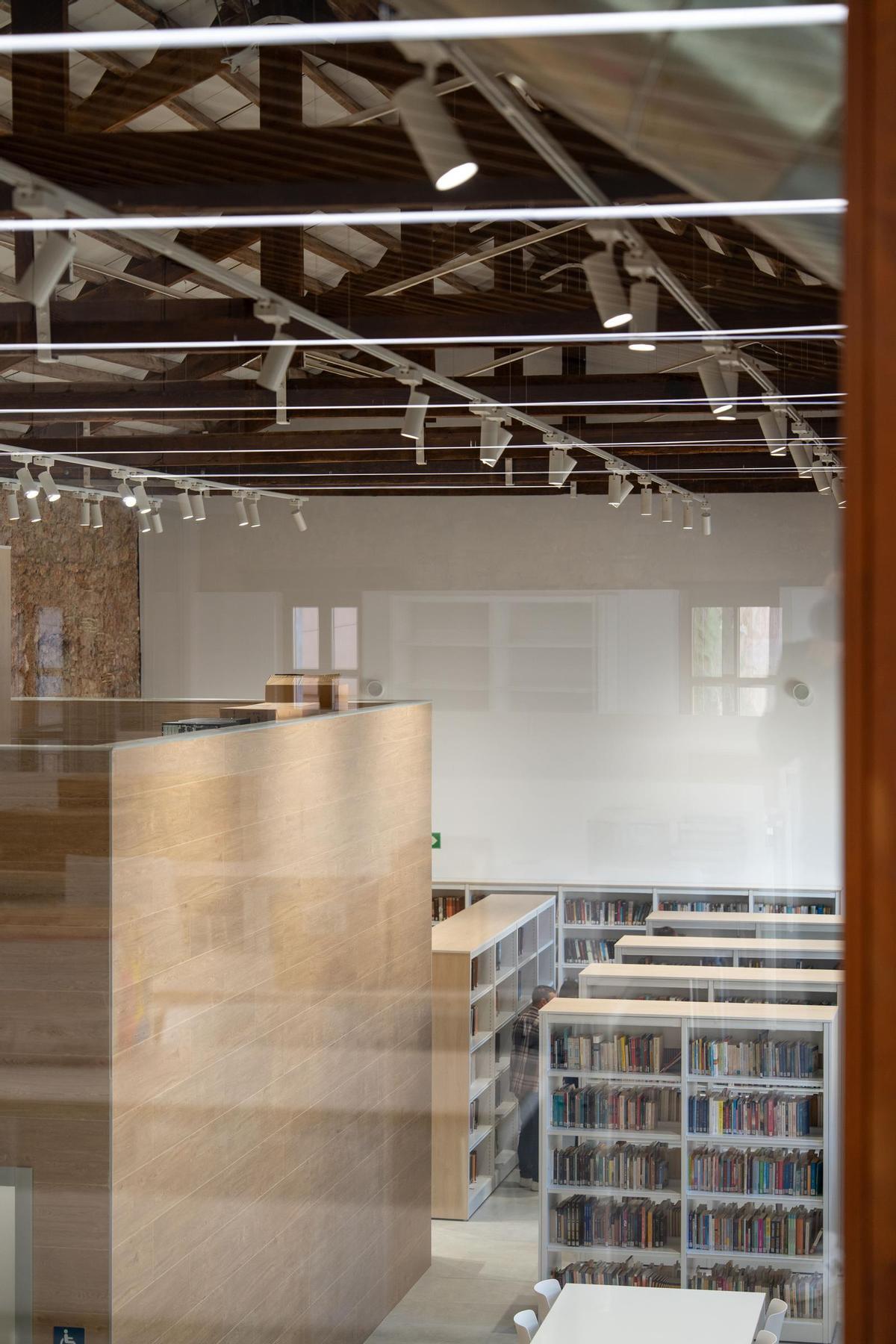 El edificio, de cerca de 1.200 metros cuadrados distribuidos en dos plantas, alberga ahora amplias salas de lectura y estudio, zona infantil diferenciada, hemeroteca, cabinas de trabajo, espacio polivalente para actividades culturales y dinamización social.