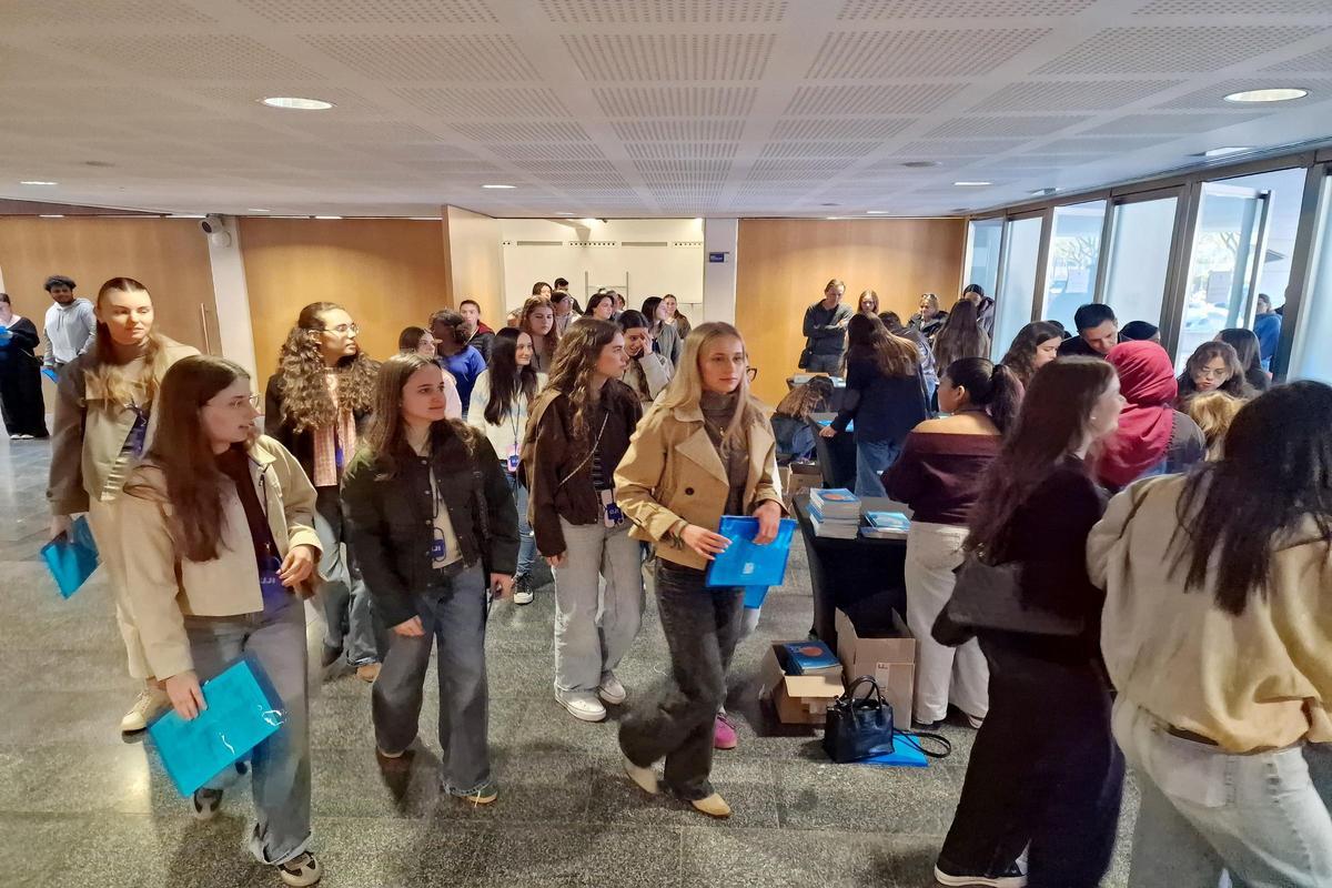 La Jornada de Portes Obertes «En família a l’UJI» mostra a 1.200 persones l’oferta formativa i les instal·lacions i serveis del campus La Jornada de Portes Obertes «En família a l’UJI» mostra a 1.200 persones l’oferta formativa i les instal·lacions i serveis del campus