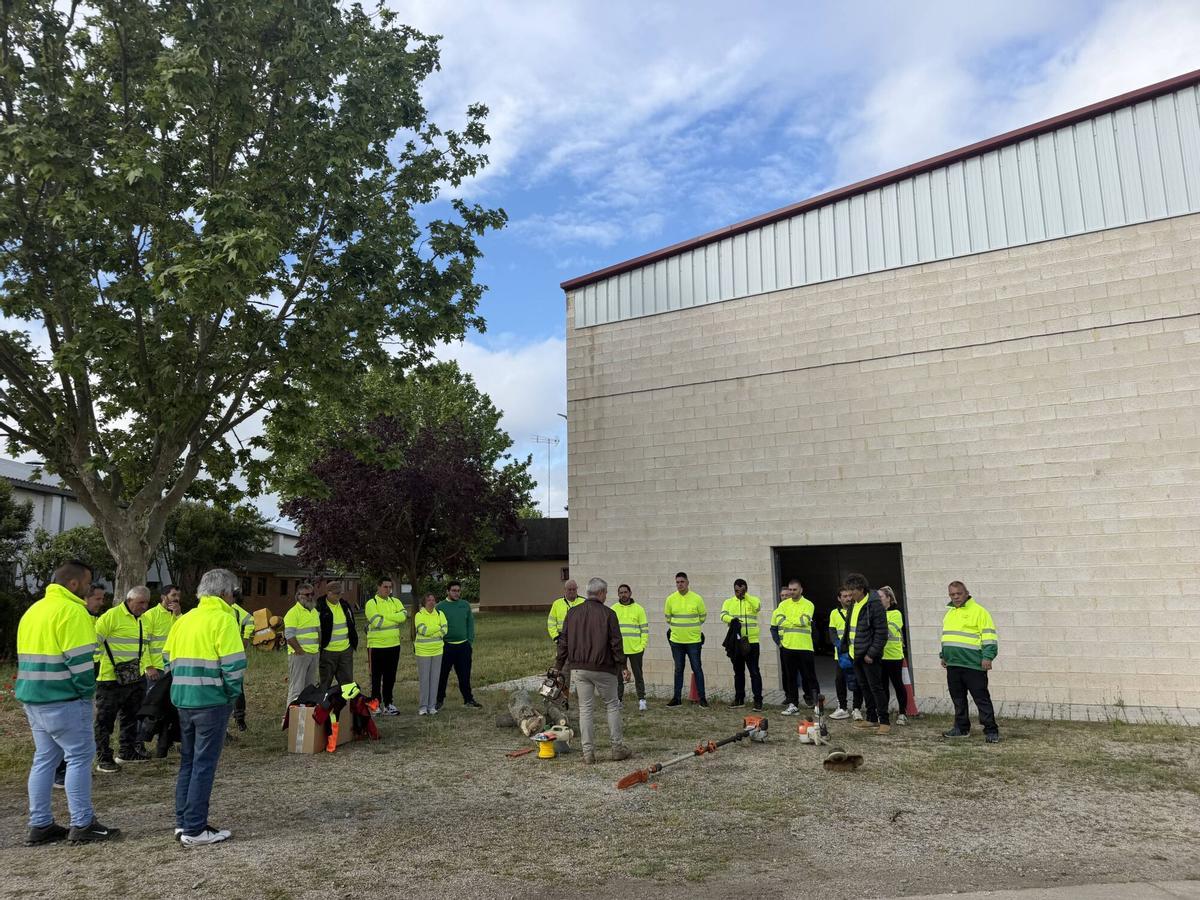 Zamora. El presidente de la Diputación de Zamora, Javier Faúndez Domínguez, y el delegado de la Junta de Castilla y León, Fernando Prada Antón, visita a los trabajadores contratados con cargo al Plan de Empleo MONTEL 2026