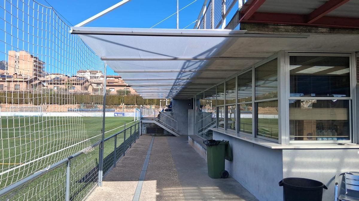Un dels nous punts d'ombra al camp de futbol d'Avià