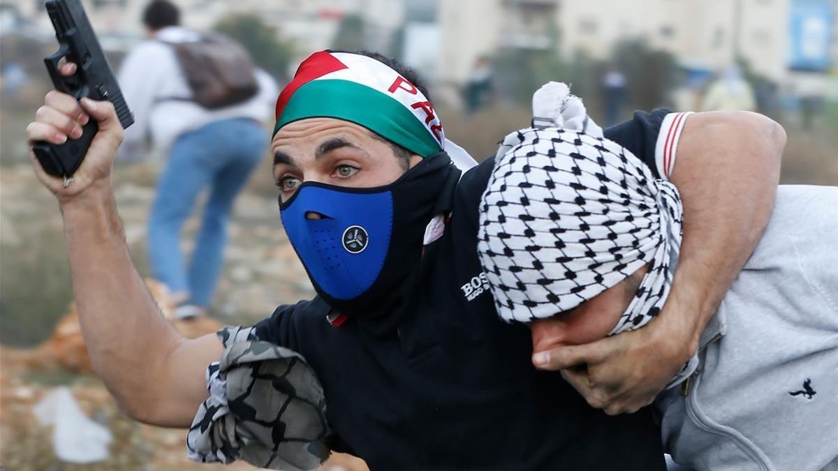 Un policía israelí infiltrado detiene a un manifestante palestino durante los choques posteriores a una protesta en Ramala, el 13 de diciembre.
