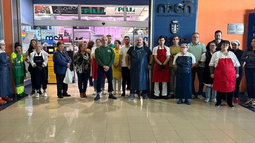 Los comerciantes de Elviña guardan un minuto de silencio por el placero asesinado en Santiago