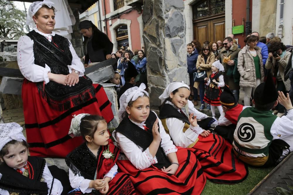 Desfile en Pola de Siero para celebrar los Güevos Pintos