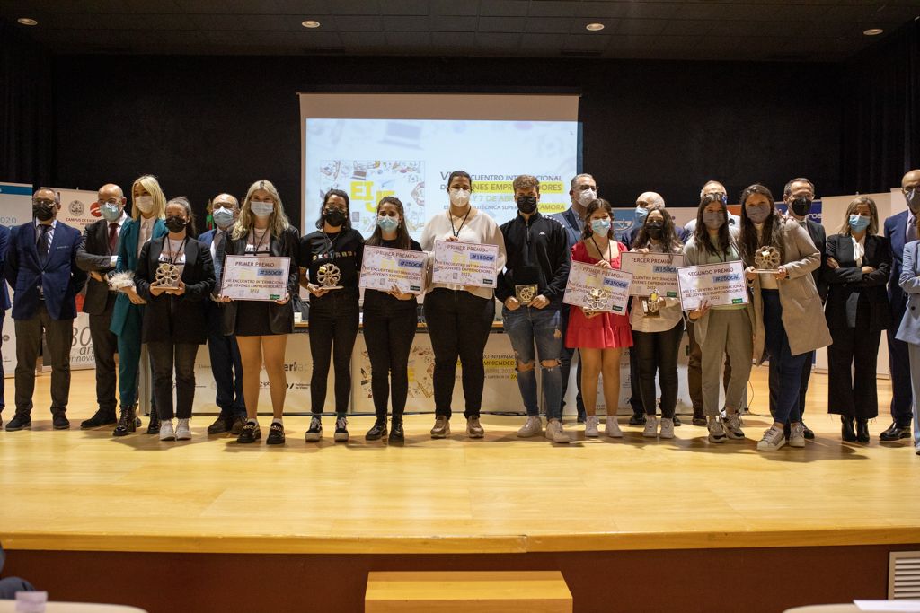 Foto de familia con los ganadores de la octava edición del Encuentro Internacional de Jóvenes Emprendedores.