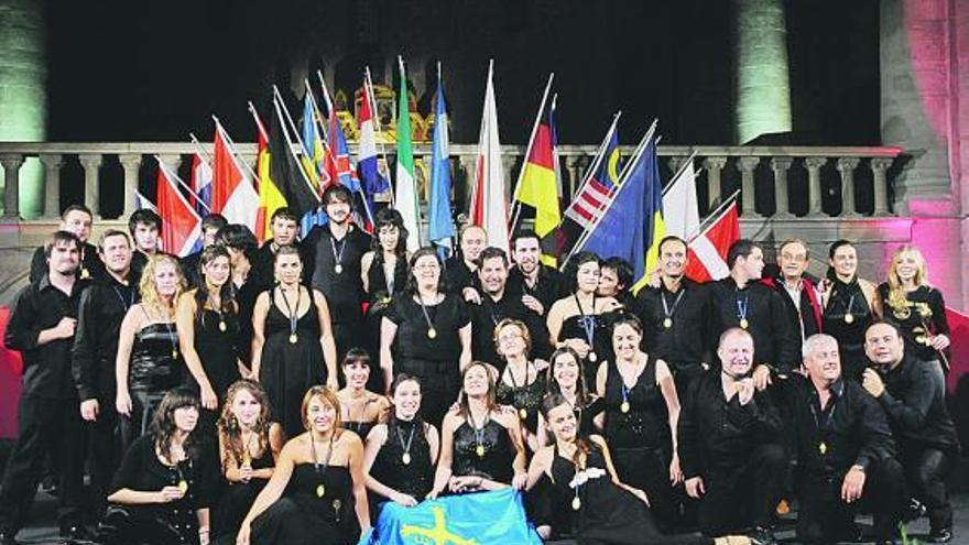 Foto de familia de «El León de Oro» en el certamen de Arezzo celebrado en 2008.