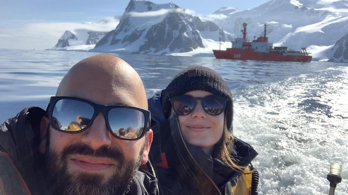 Los investigadores Federico Baltar y Eva Breyer, durante la campaña oceanográfica en la Antártida.