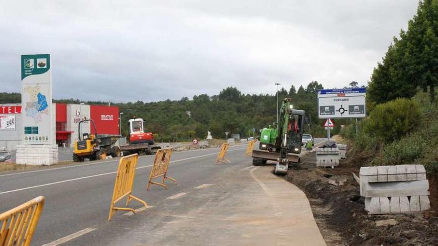 Comienzan las obras de construcción de las aceras en el parque empresarial de Forcarei. // Bernabé/Wendy Carolina