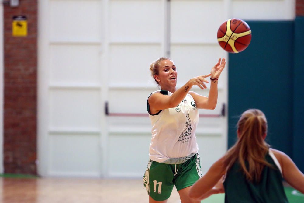 La V edición de la Liga Femenina GEAM arrancó en el Pabellón de Los Guindos de la capital con gran entusiasmo y se prolongará hasta el viernes con más de 200 jugadoras repartidas en 16 equipos