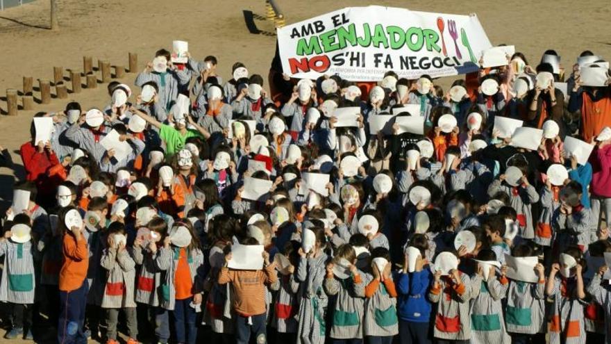 Infants en la protesta a l&#039;escola de Domeny, a Girona.