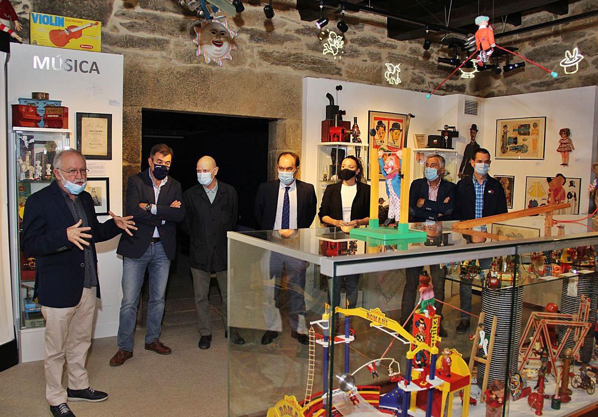 Antonio Chaves, a la izquierda, junto a autoridades y artistas.  |  // BERNABÉ/ANA AGRA