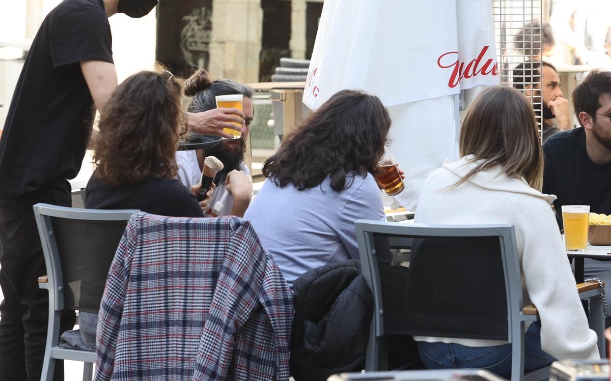 Clientes en un negocio de hostelería, en una imagen de archivo.