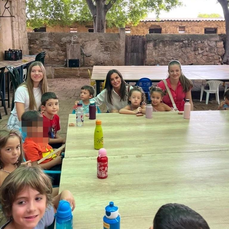 La reina Letizia y sus hijas visitan la granja escuela Jovent