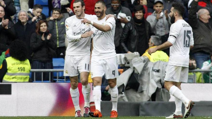 Bale y Benzema celebran uno de los goles ante Carvajal.