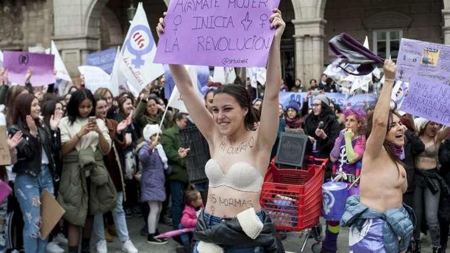 Protesta feminista en la Praza Maior de Ourense. // Brais Lorenzo